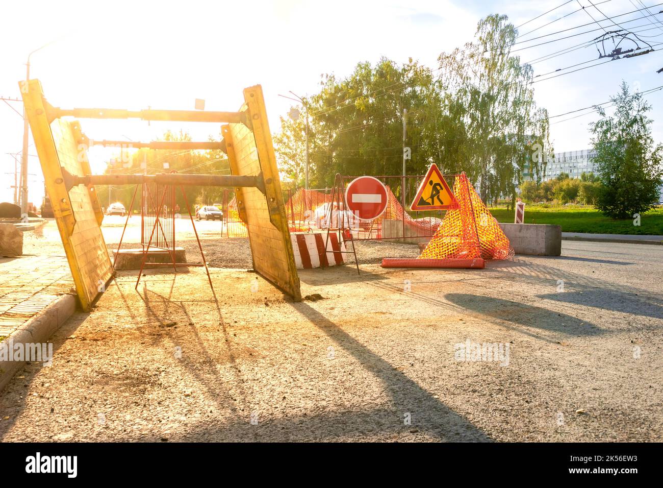 Grabenschürze nach Abschluss der Ausgrabung entfernt und steht auf einer blockierten Straße, Hintergrundbeleuchtung und selektiver Fokussierung Stockfoto