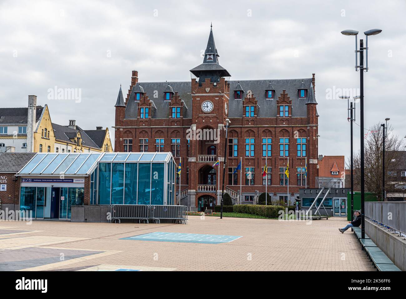 Knokke Heist, Flämische Region - Belgien - 04 03 2021 - Fassade und Platz des Rathauses Stockfoto