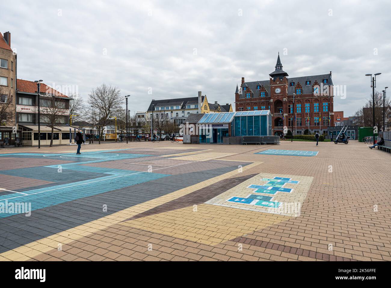 Knokke Heist, Flämische Region - Belgien - 04 03 2021 - Fassade und Platz des Rathauses Stockfoto