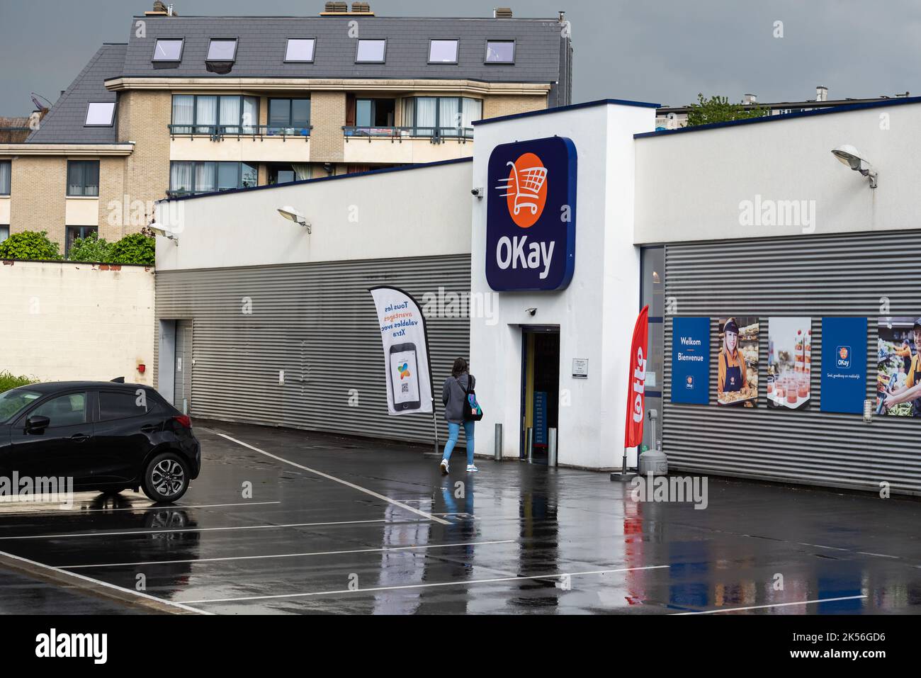 Jette, Region Brüssel-Hauptstadt - Belgien - 05 12 2021 Parkplatz und Eingang des Okay-Einkaufsmarktes Stockfoto