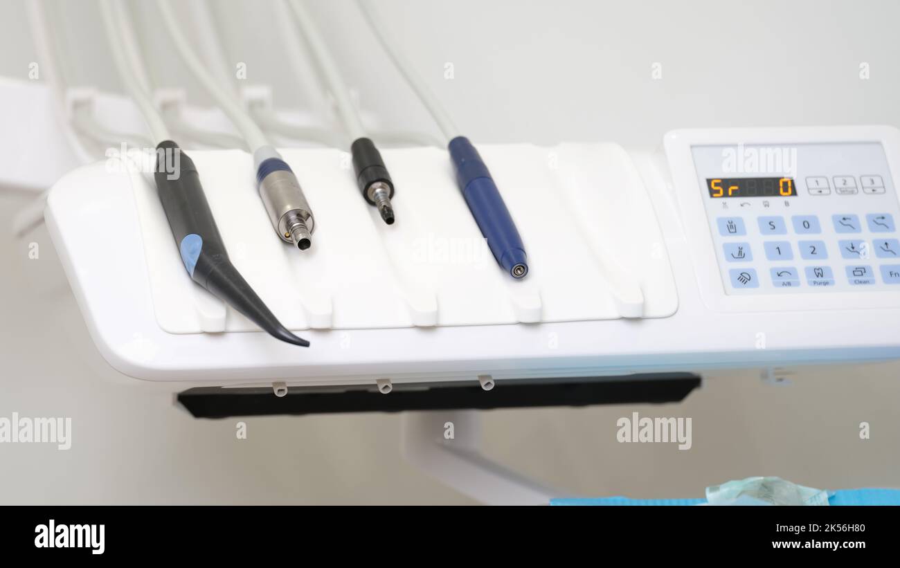 Medizinische Geräte und Zahnmedizin Nahaufnahme. Zahnärztliche Instrumente für die zahnärztliche Behandlung Stockfoto