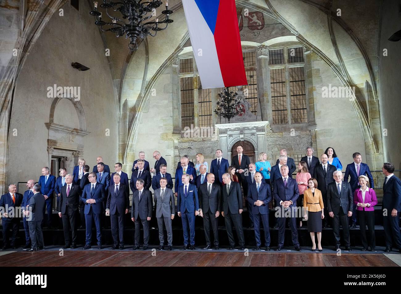 Prag, Tschechische Republik. 06. Oktober 2022. Staats- und Regierungschefs aus 44 Ländern stehen beim ersten Treffen der neuen europäischen politischen Gemeinschaft zu einem gemeinsamen Foto zusammen. Quelle: Kay Nietfeld/dpa/Alamy Live News Stockfoto