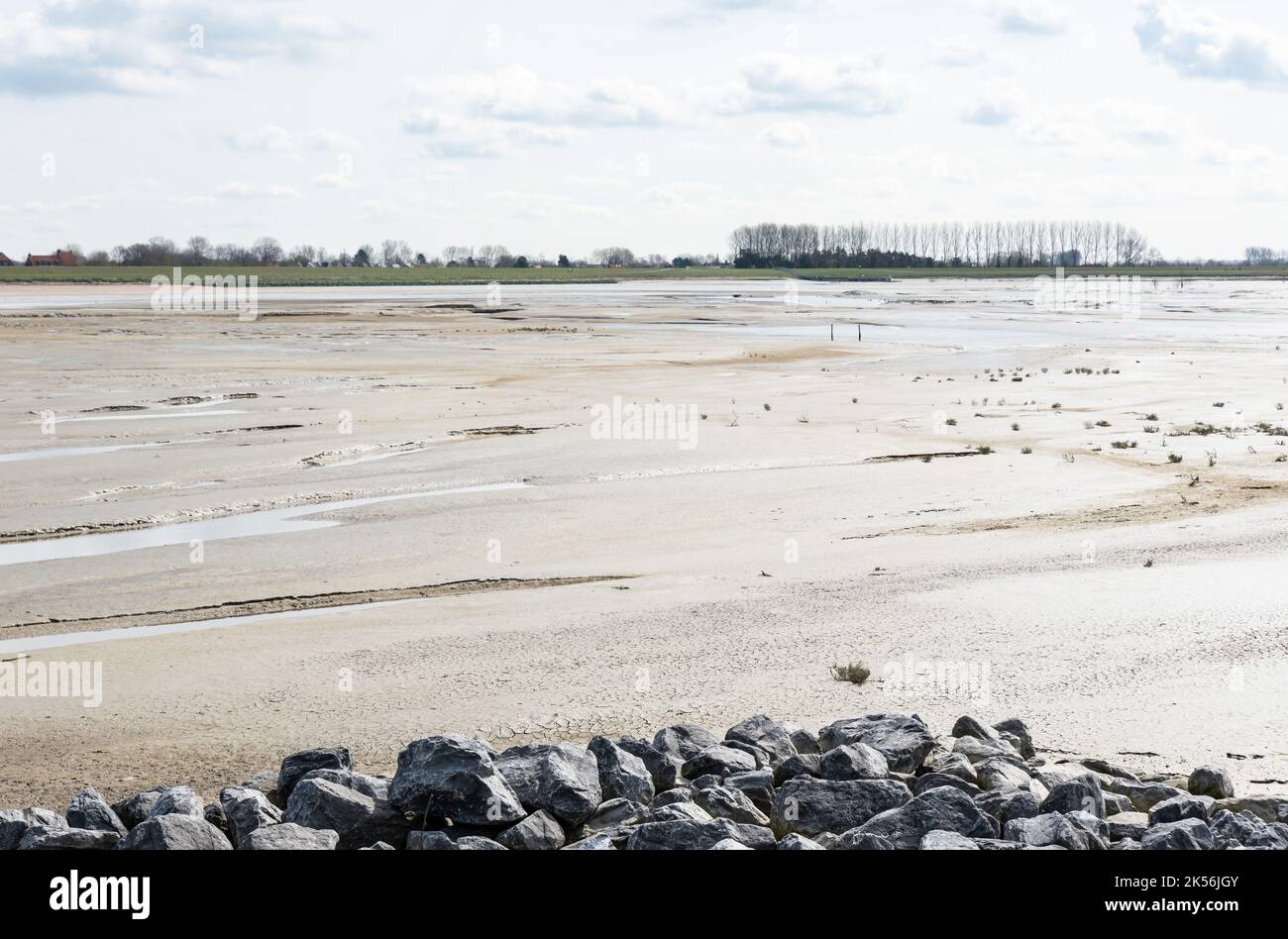 Extra großer Panoramablick über das Zwin Naturschutzgebiet mit einem Gezeiteneinlauf, Knokke, Belgien Stockfoto