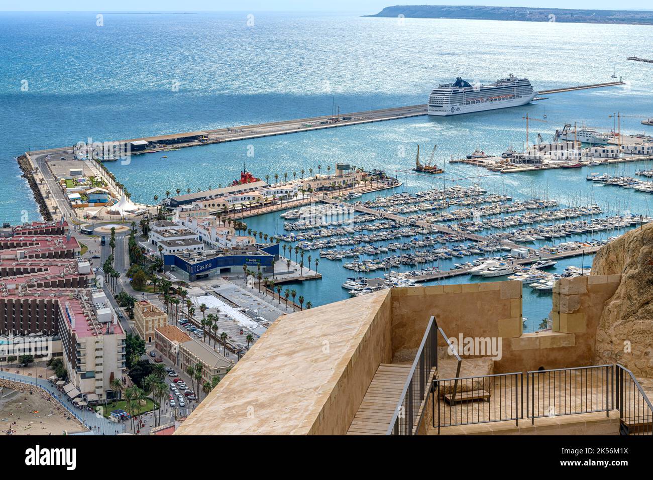 Ein Blick aus der Vogelperspektive auf die Hafenstadt Alicante an der Costa Blanca in Südspanien. Marina-Aufnahmen aus dem Castillo de Santa Barbara. Stockfoto