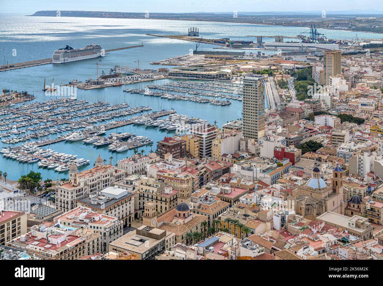 Ein Blick aus der Vogelperspektive auf die Hafenstadt Alicante an der Costa Blanca in Südspanien. Marina-Aufnahmen aus dem Castillo de Santa Barbara. Stockfoto