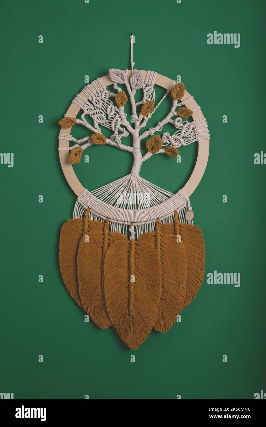 Baum des Lebens Makrame handgemachte kreisförmige Wanddekoration Senf Blätter Feder Wurzeln Baumwollstring Makramé Knoten Techniken Wand hängen Stockfoto