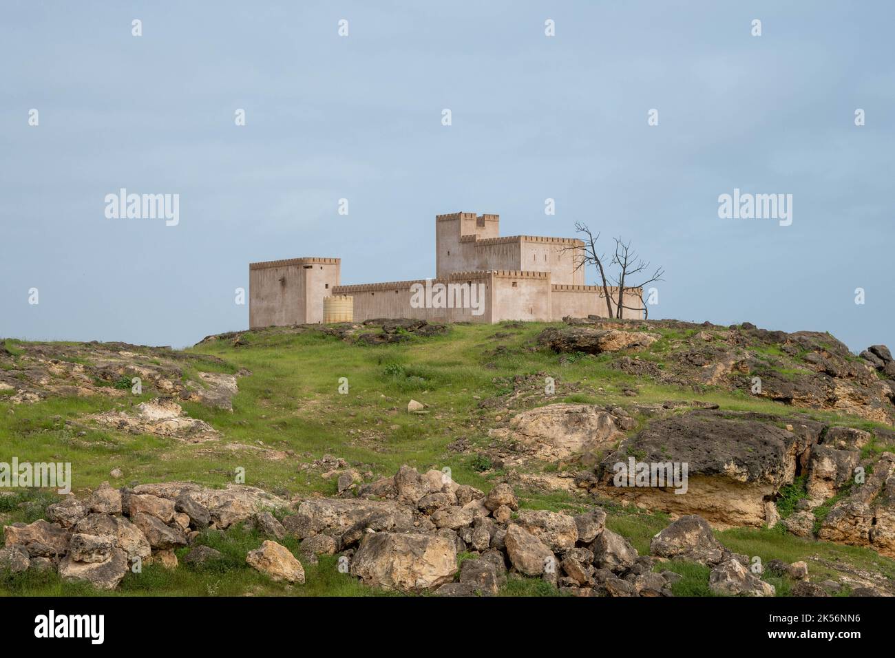 Taqah Castle mit Blick auf das Dorf Taqah in der Nähe von Salalah, Oman Stockfoto
