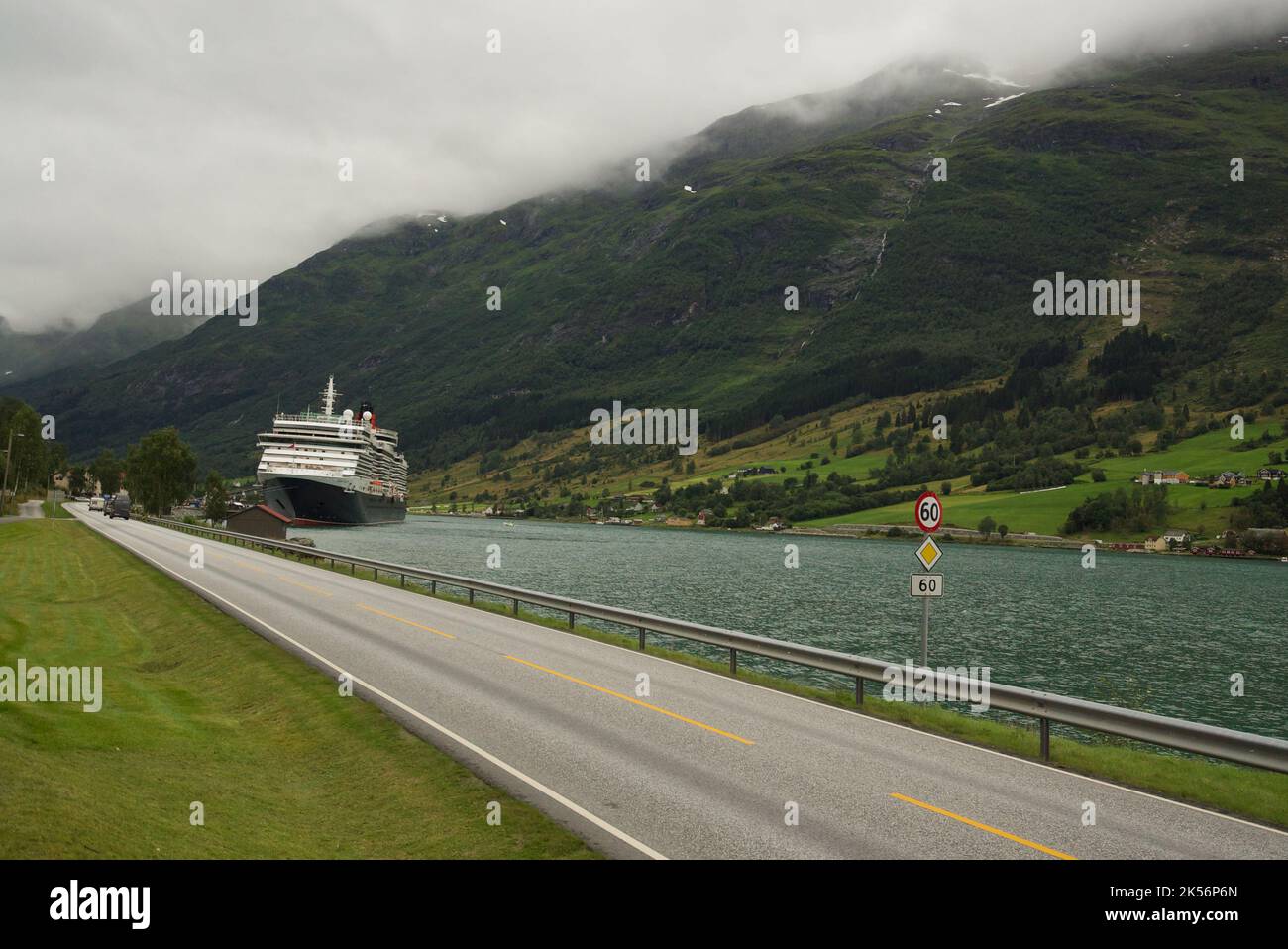 Queen Victoria, eine Cunard-Kreuzfahrt, die im Dock von Olden, Stryn, Vestland County, Norwegen, angedockt ist. Cunard Queen Victoria, Norwegische Fjorde. Stockfoto