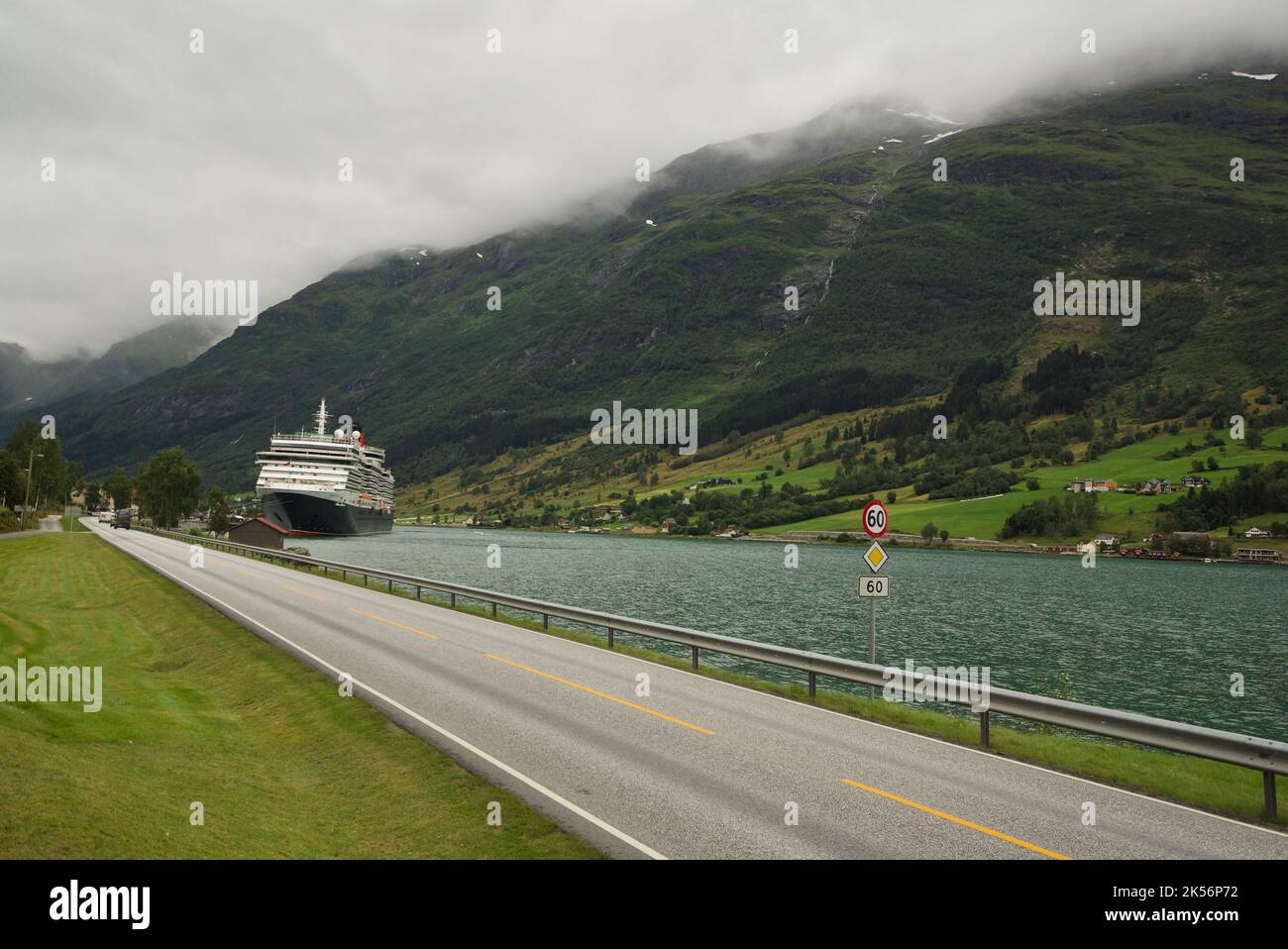 Queen Victoria, eine Cunard-Kreuzfahrt, die im Dock von Olden, Stryn, Vestland County, Norwegen, angedockt ist. Cunard Queen Victoria, Norwegische Fjorde. Stockfoto