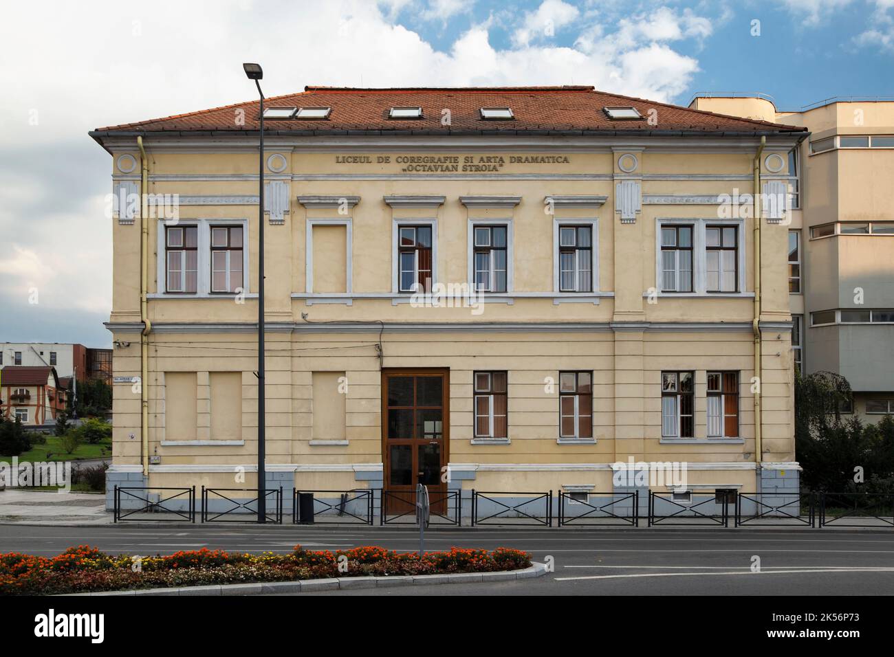 CLUJ-NAPOCA, SIEBENBÜRGEN, RUMÄNIEN - 21. AUGUST 2018: Gymnasium für Choreographie und dramatische Kunst am 21. August 2018 in Cluj-Napoca. Stockfoto