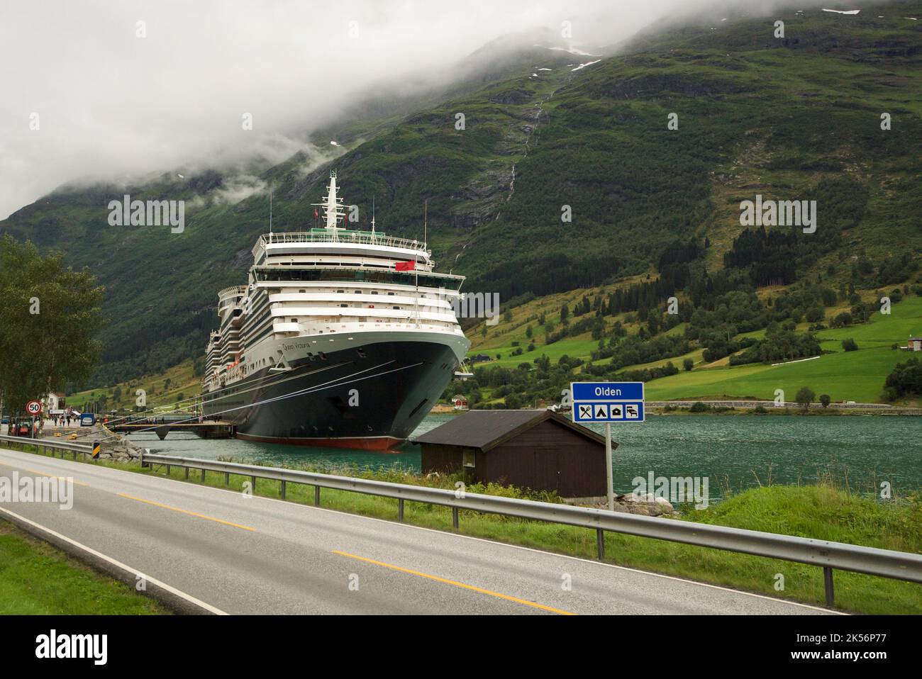 Queen Victoria, eine Cunard-Kreuzfahrt, die im Dock von Olden, Stryn, Vestland County, Norwegen, angedockt ist. Cunard Queen Victoria, Norwegische Fjorde. Stockfoto