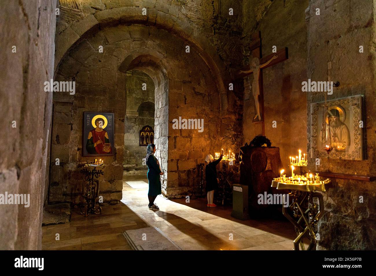 Osterferien, ostern feiern, Frau in einer wunderschönen Svetitskhoveli-Kathedrale, georgianisch-orthodoxe Kirche in der Nähe von Tiflis in Georgia Stockfoto