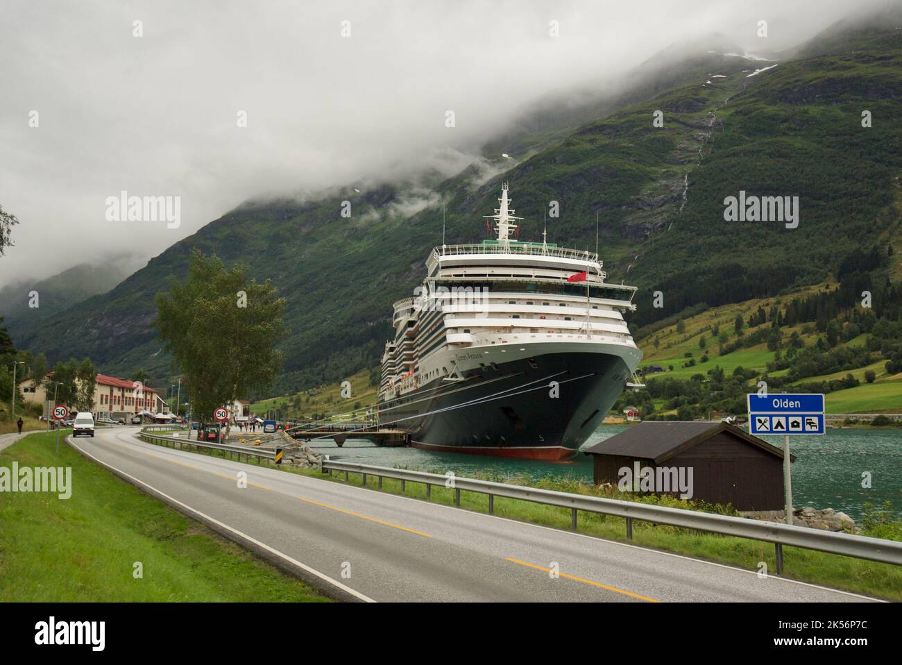 Queen Victoria, eine Cunard-Kreuzfahrt, die im Dock von Olden, Stryn, Vestland County, Norwegen, angedockt ist. Cunard Queen Victoria, Norwegische Fjorde. Stockfoto