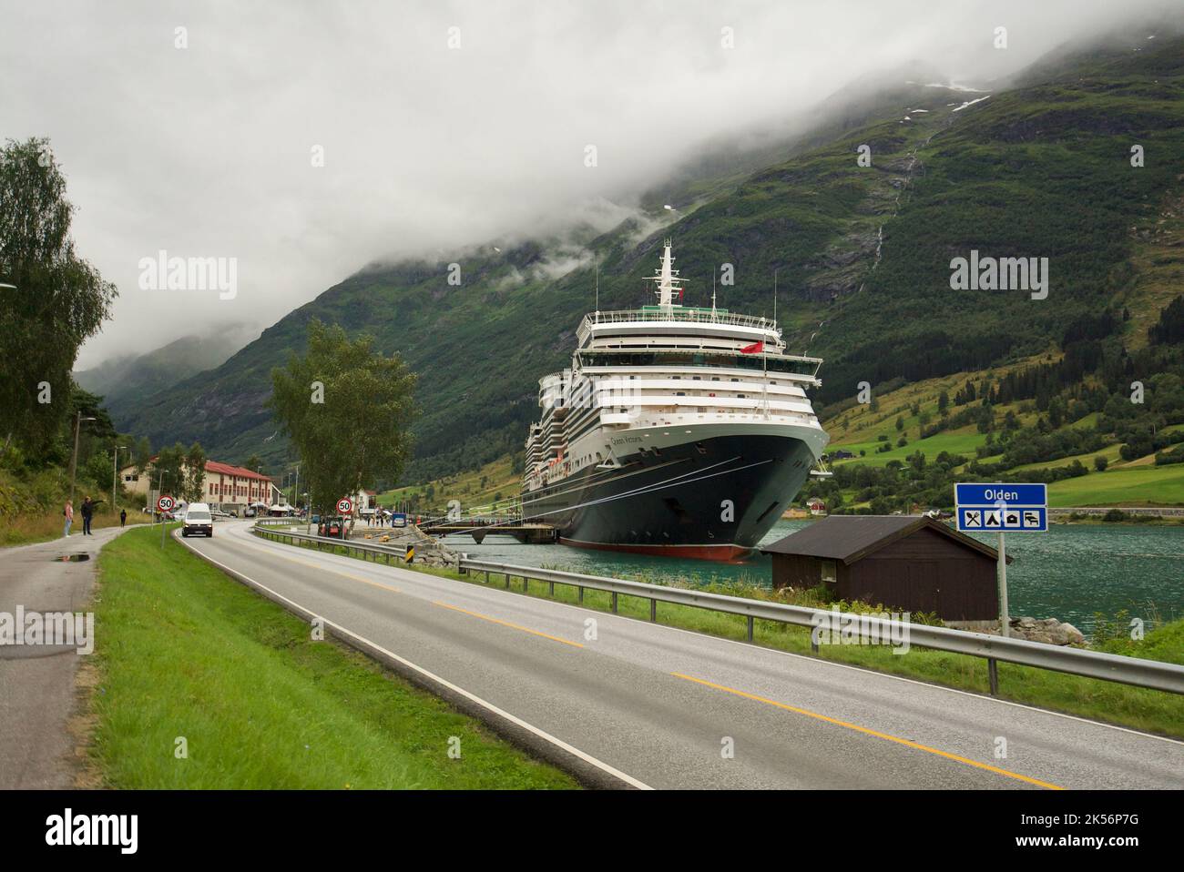 Queen Victoria, eine Cunard-Kreuzfahrt, die im Dock von Olden, Stryn, Vestland County, Norwegen, angedockt ist. Cunard Queen Victoria, Norwegische Fjorde. Stockfoto