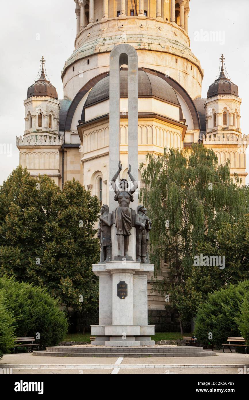 CLUJ-NAPOCA, SIEBENBÜRGEN, RUMÄNIEN - 21. AUGUST 2018: Denkmal „Ruhm des rumänischen Soldaten“ am 21. August 2018 in Cluj-Napoca. Stockfoto