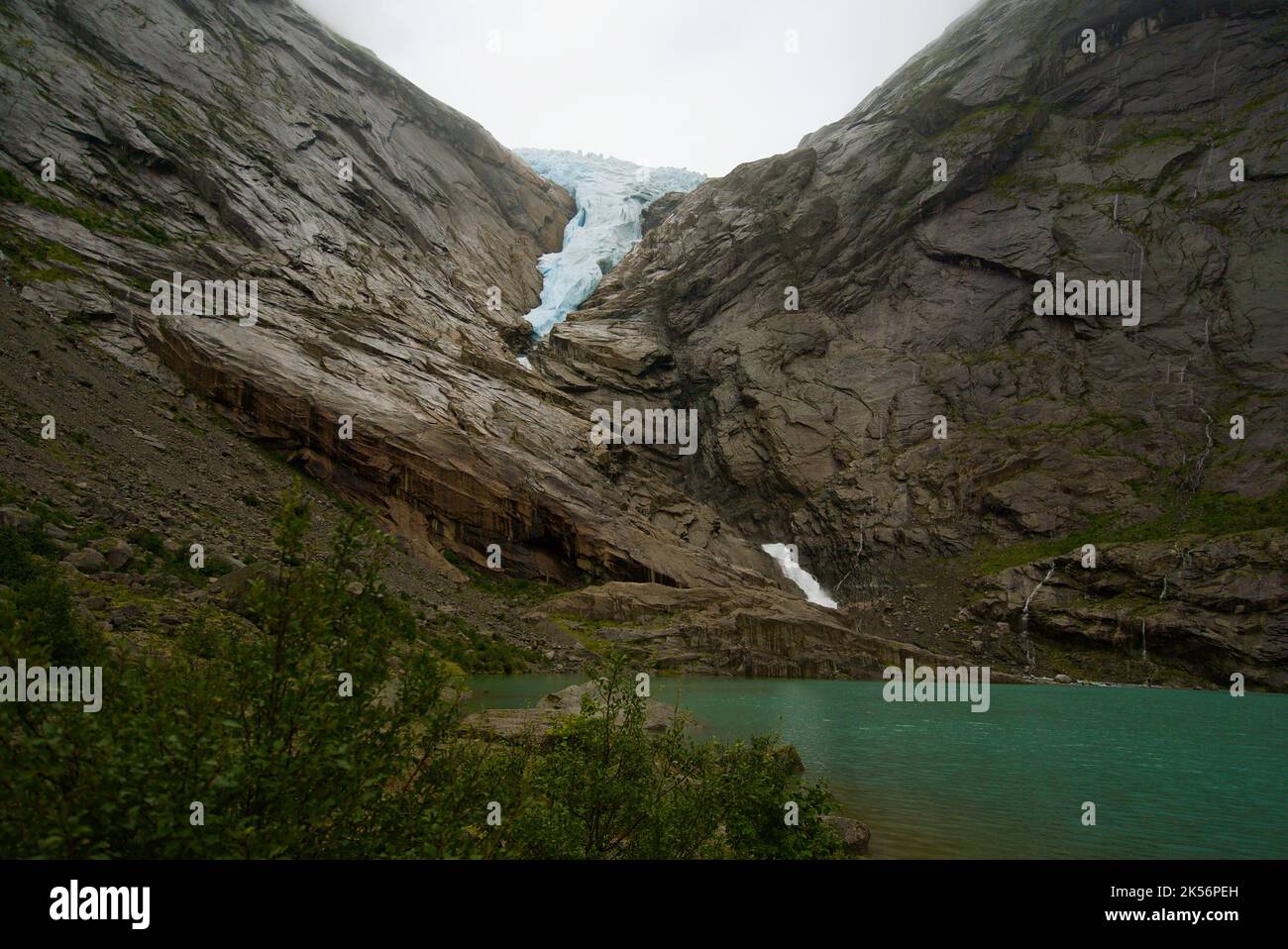 Briksdal Glacier und Briksdalsbrevatnet - Jostedalsbreen nasjonalpark - Jostedal Glacier National Park. Briksdalsbreen, Norwegen, 2022. Stockfoto