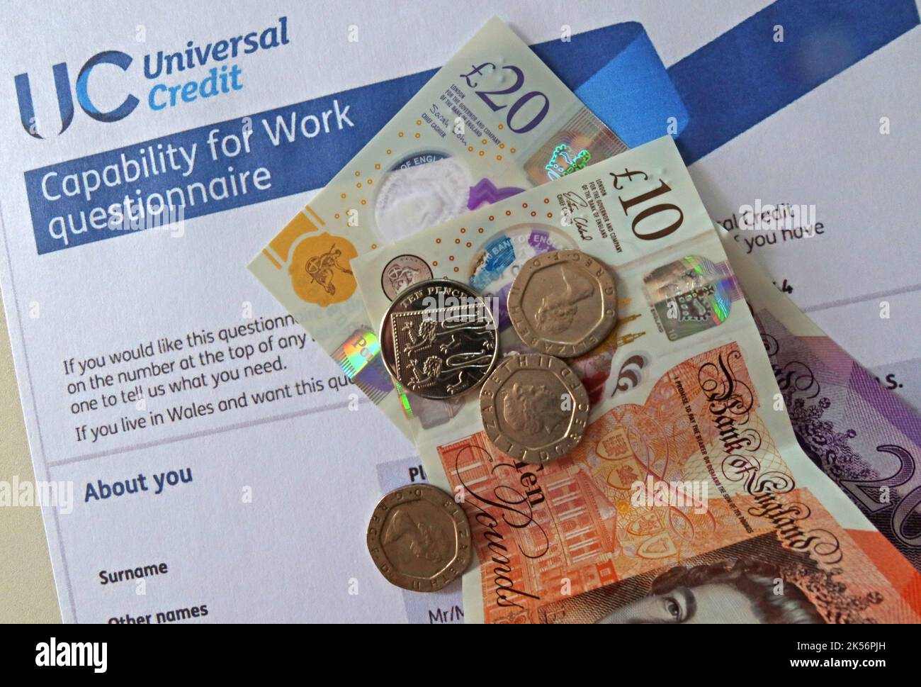 UC Universal Credit – Fragebogen zur Arbeitsfähigkeit, mit Bargeld, Pfundnoten Stockfoto