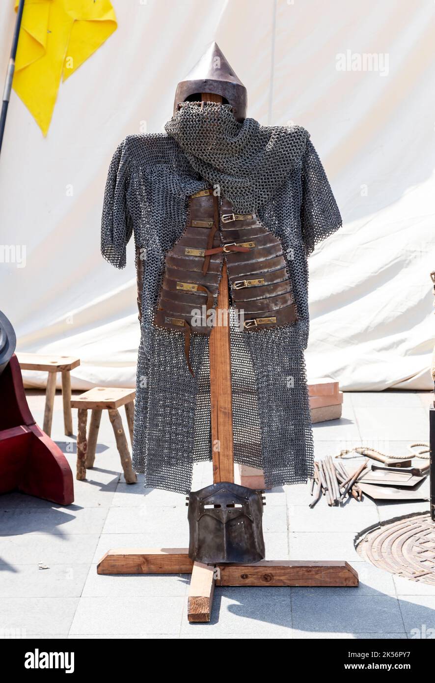 Craiova, Kreis Dolj, Rumänien – 14. Mai 2022: Ausstellung mittelalterlicher Waffen auf einem mittelalterlichen Fest Michael le Brave ( Mihai Viteazul ). Stockfoto