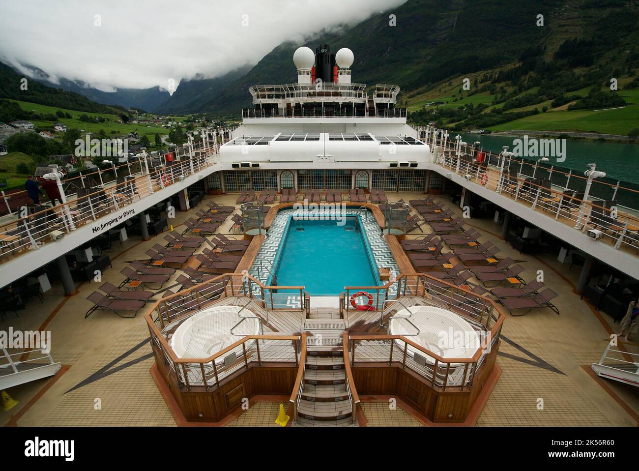 Der Blick auf das obere Deck des Queen Victoria-Kreuzfahrtschiffs, eine Cunard-Kreuzfahrt. Queen Victoria Dachterrasse mit Blick auf den Swimmingpool. Norwegische Fjorde. Stockfoto