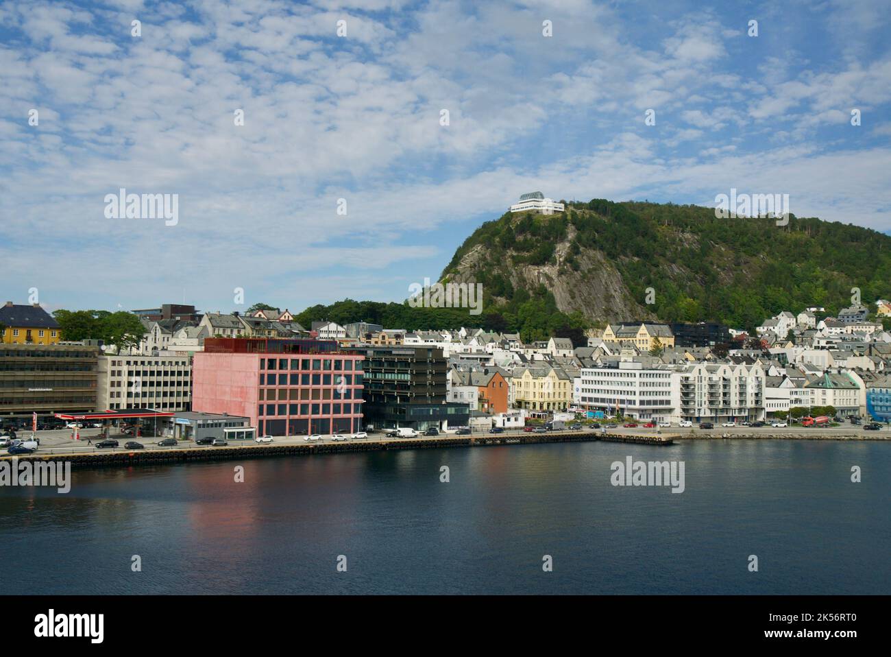 Ein Blick auf Ålesund und den Fjellstua Aussichtspunkt von der Cunard Queen Victoria Cruise, während sie anlegt. Der Aussichtspunkt von Aksla von unten. Stockfoto