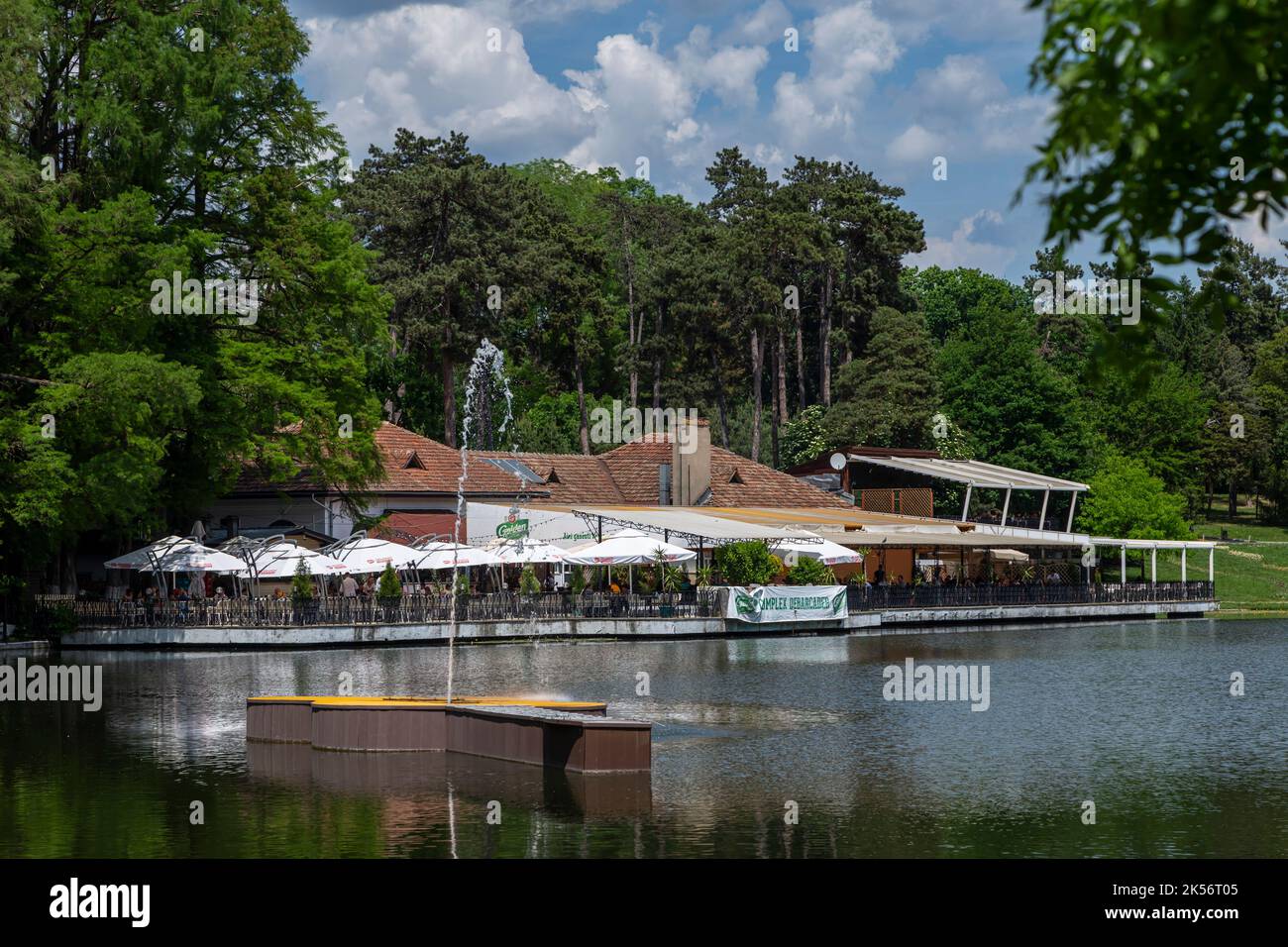 Craiova, Kreis Dolj, Rumänien – 14. Mai 2022: Touristenkomplex „Debarcader“ am Großen See im Romanescu-Park in Craiova, Rumänien. Stockfoto