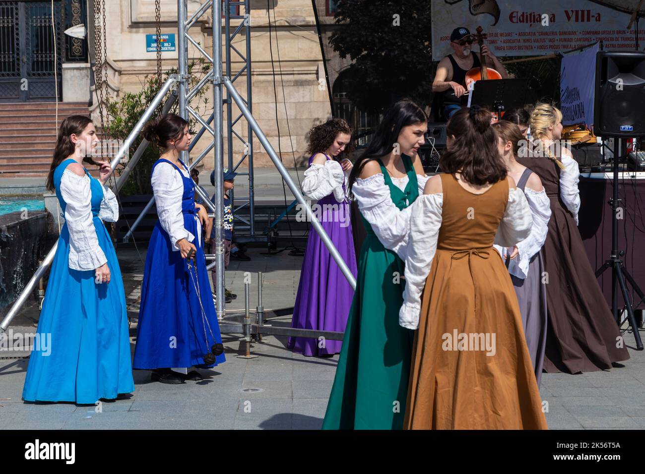 Craiova, Kreis Dolj, Rumänien – 14. Mai 2022: Menschen in authentischer historischer Kleidung auf einem mittelalterlichen Fest Michael le Brave ( Mihai Viteazul ). Stockfoto