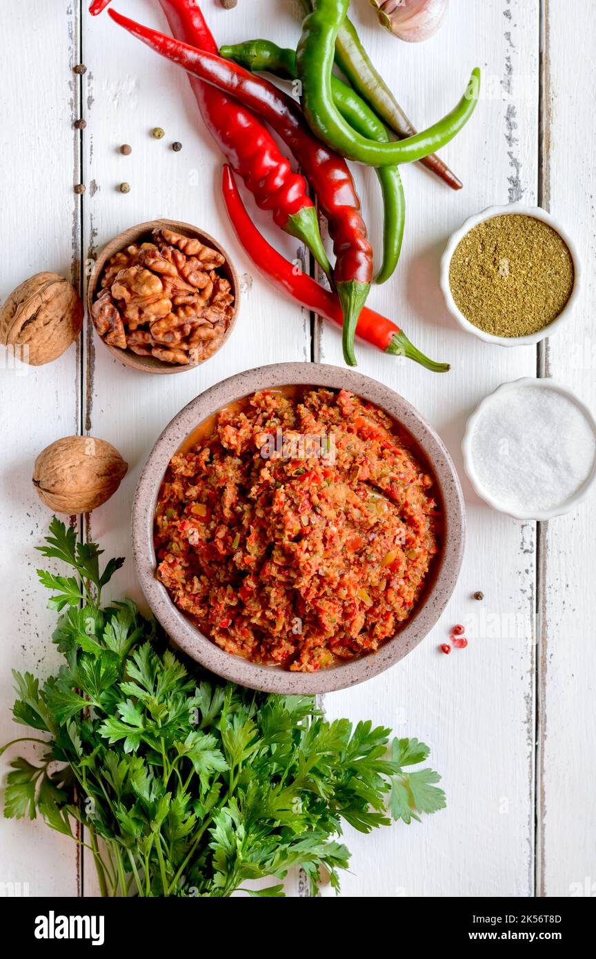 Würzige Adjika aus Pfeffer, Nüssen und Kräutern. Draufsicht. Georgische und abchasische Küche Stockfoto