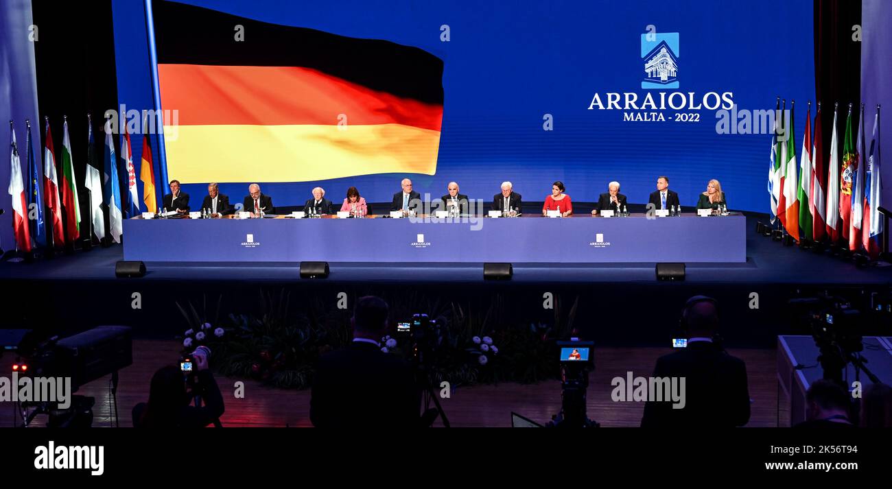 06. Oktober 2022, Malta, Valletta: Borut Pahor (l-r), Präsident von Slowenien, Marcelo Rebelo de Sousa, Präsident von Portugal, Egils Levits, Präsident von Lettland, Michael D. Higgins, Präsident von Irland, Katerina Sakellaropoulou, Präsident von Griechenland, Alar Karis, Präsident von Estland, George Vella, Präsident von Malta, Bundespräsident Frank-Walter Steinmeier, Katalin Novak, Präsident von Ungarn, Sergio Mattarella, Präsident von Italien, Andrzej Duda, Präsident von Polen, und Zuzana Caputova, Präsidentin der Slowakei, nehmen an einer Pressekonferenz im Anschluss an das Treffen der nicht-exekutiven Leiter von stat in Arraiolos Teil Stockfoto