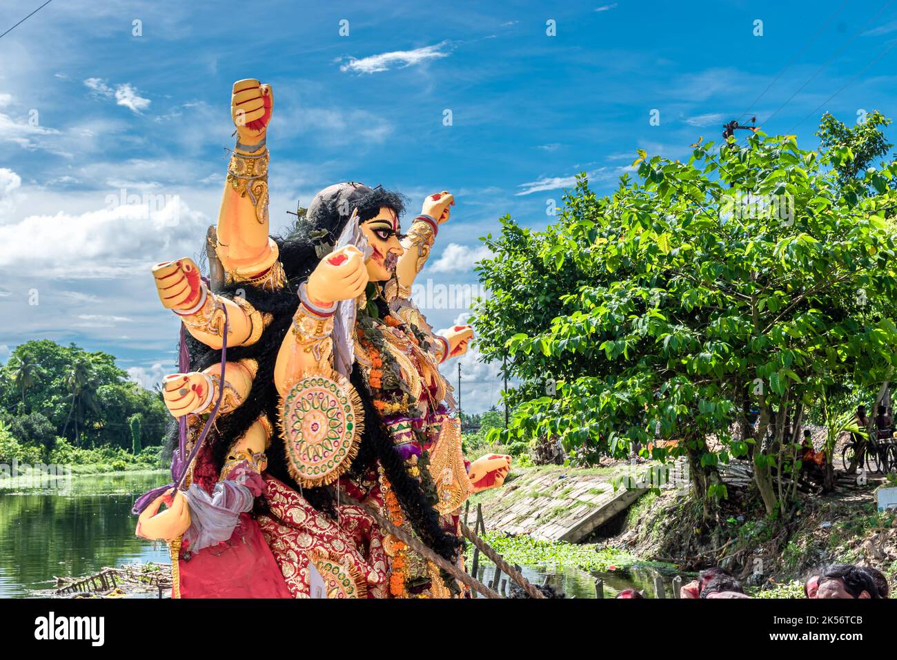 Anhänger tauchen Durga Idol auf dem Fluss Ganges während des letzten Tages des Durga Puja Festivals ein. Stockfoto