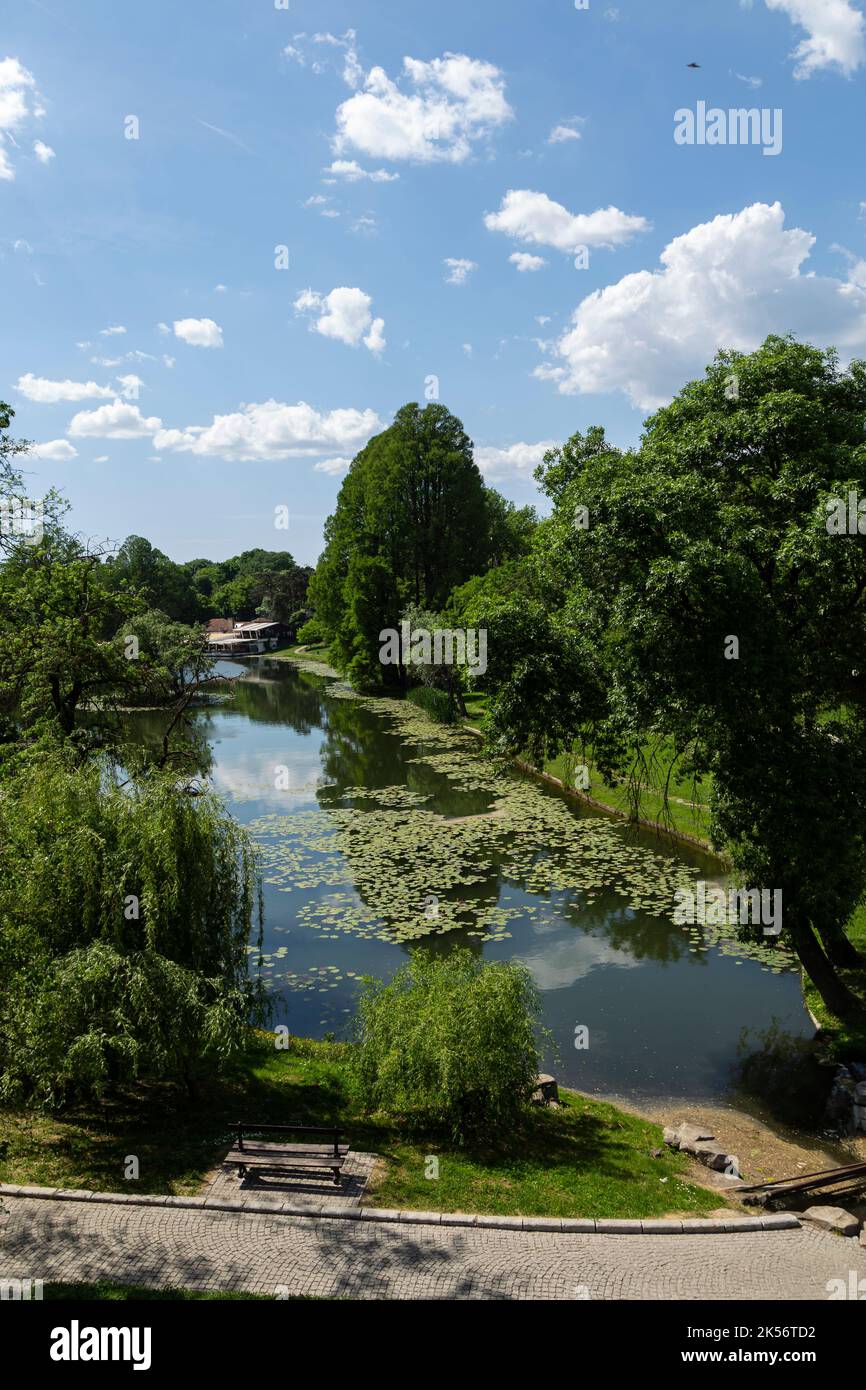 Craiova, Kreis Dolj, Rumänien – 14. Mai 2022: Der große See im Romanescu-Park in Craiova, Rumänien. Stockfoto