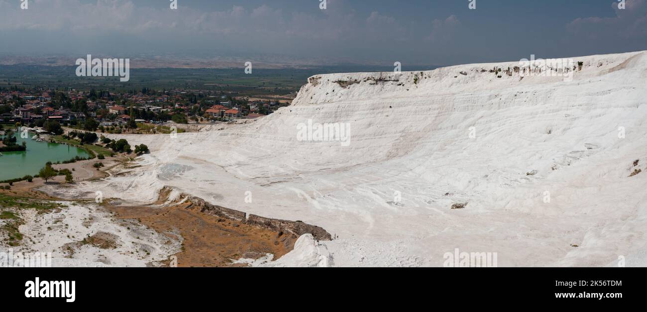 Pamukkale landsape Panoramablick. Weiße Terrassen mit natürlichen Travertinen in Pamukkale. Erstaunliche Landschaft von Kalziumbergen in der Türkei. Stockfoto