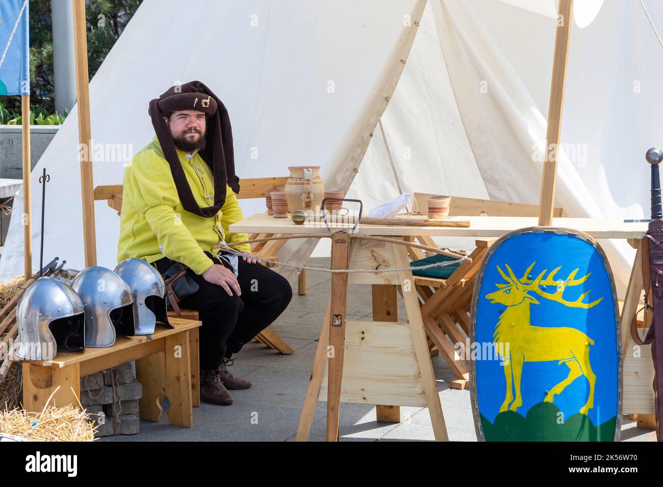 Craiova, Kreis Dolj, Rumänien – 14. Mai 2022: Mittelalterliche Handwerker in authentischer historischer Kleidung auf einem mittelalterlichen Fest Michael le Brave Stockfoto