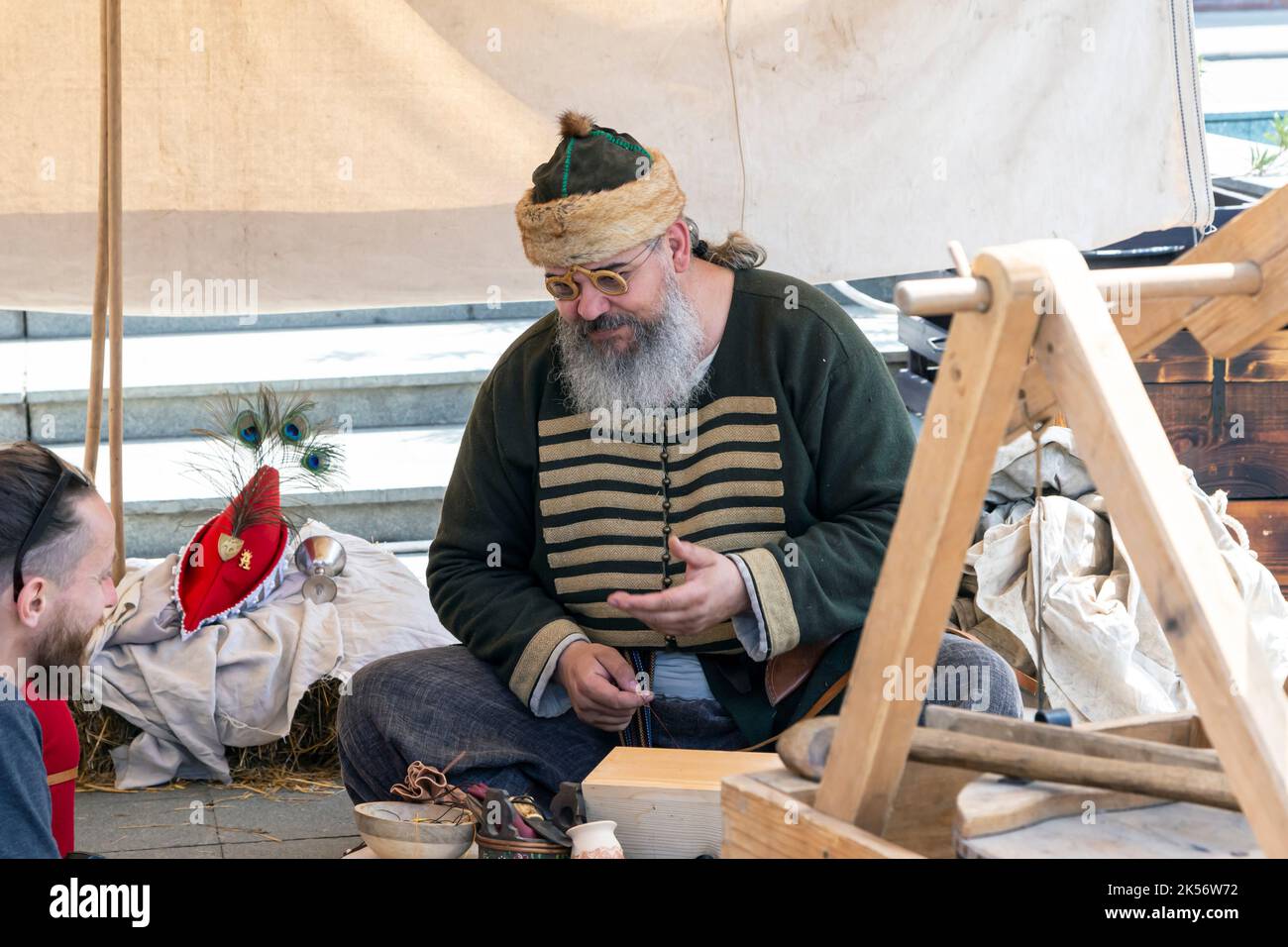 Craiova, Kreis Dolj, Rumänien – 14. Mai 2022: Mittelalterliche Handwerker in authentischer historischer Kleidung auf einem mittelalterlichen Fest Michael le Brave Stockfoto