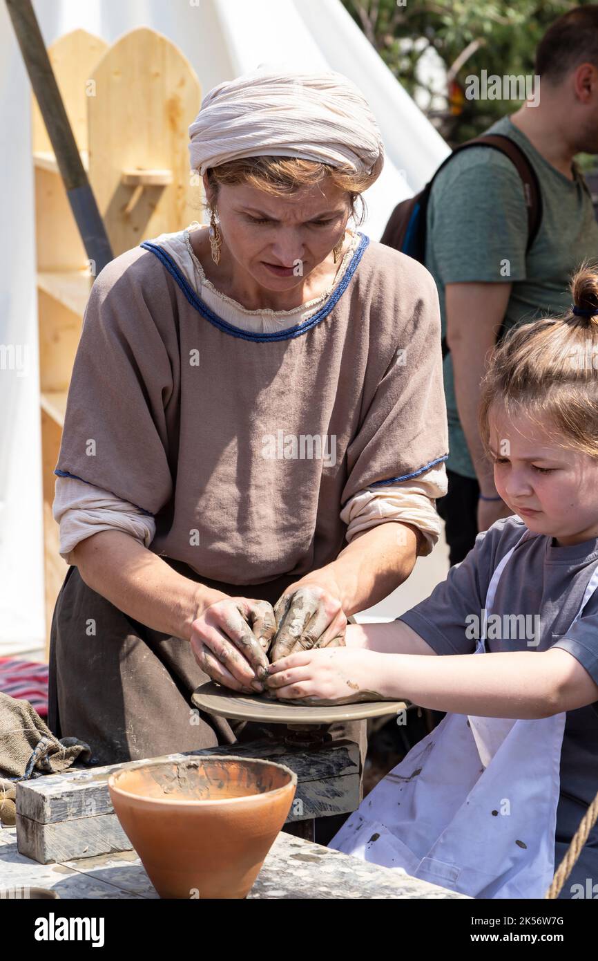 Craiova, Kreis Dolj, Rumänien – 14. Mai 2022: Mittelalterliche Handwerker in authentischer historischer Kleidung auf einem mittelalterlichen Fest Michael le Brave Stockfoto