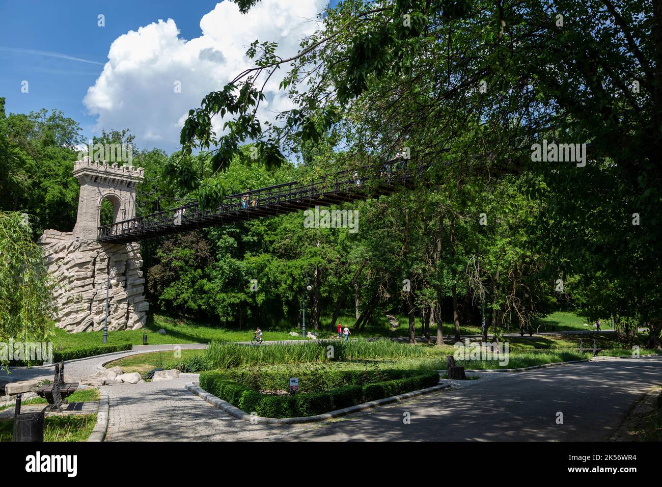 Craiova, Dolj, Rumänien – 14. Mai 2022: Hängebrücke im Romanescu Park, Craiova Stockfoto
