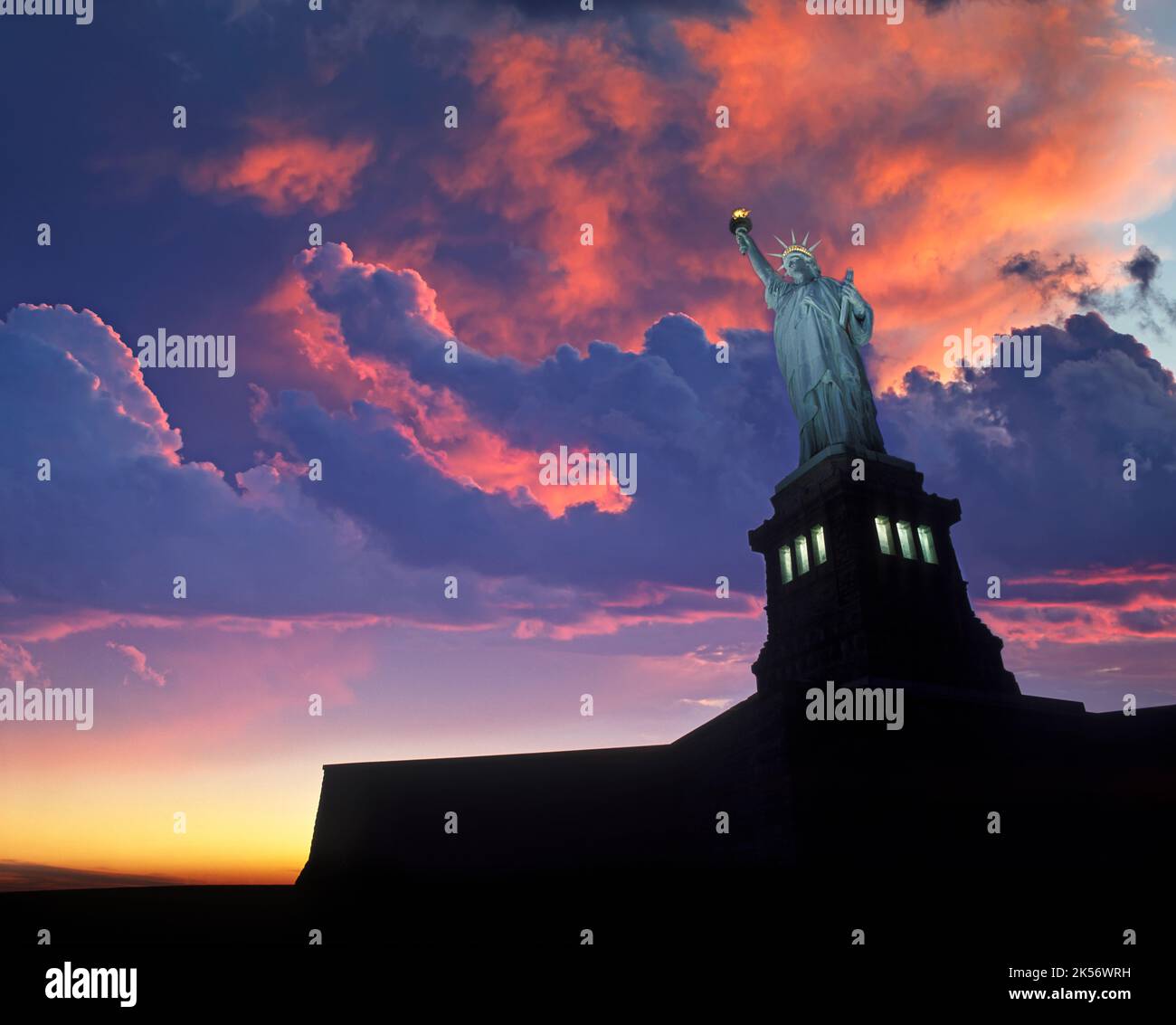 FREIHEITSSTATUE NATIONALDENKMAL (©F A BARTHOLDI 1886) LIBERTY ISLAND NEW YORK HAFEN NEW YORK CITY USA Stockfoto