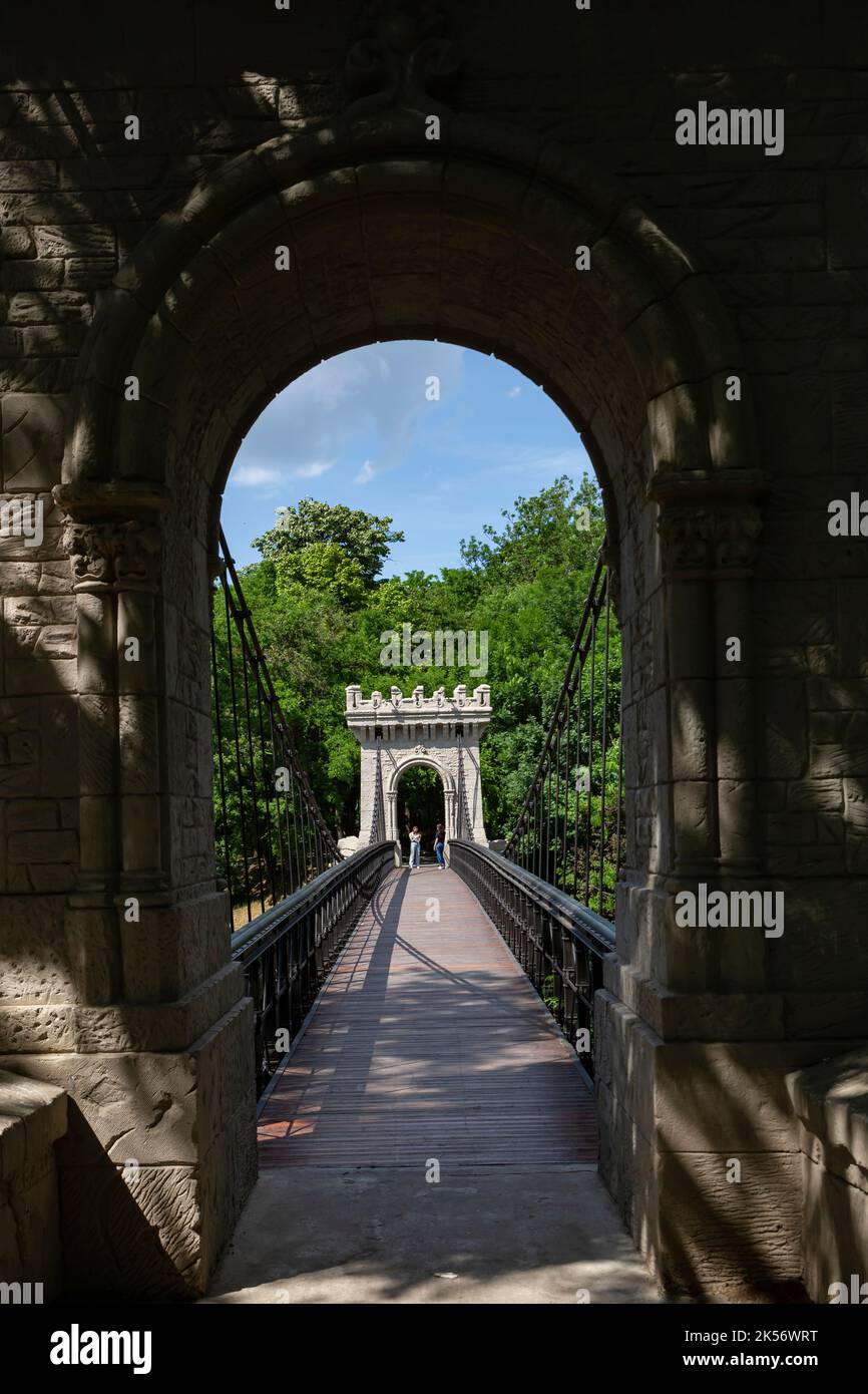 Craiova, Dolj, Rumänien – 14. Mai 2022: Hängebrücke im Romanescu Park, Craiova Stockfoto