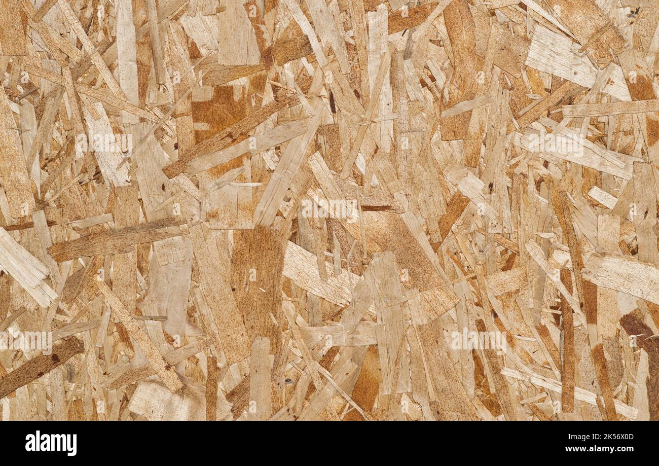 Orientierter Strand-Board-Hintergrund, Nahaufnahme direkt über der Ansicht. Speziell entwickeltes Holz, das in der Konstruktion typischerweise für Umhüllungen und tragende Projekte verwendet wird. Stockfoto