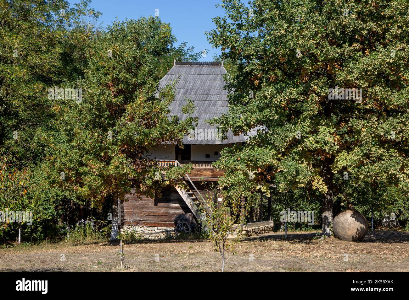 Curtisoara, Rumänien 3. Oktober 2021 Altes Holzhaus traditioneller