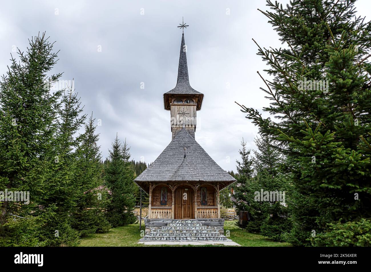 TRANSALPINA, RUMÄNIEN - 24. OKTOBER 2020: Orthodoxe Kirche „die Geburt der Mutter des Herrn“ am 24. Oktober 2020 in Ranca, Transalpina, Rumänien. Stockfoto