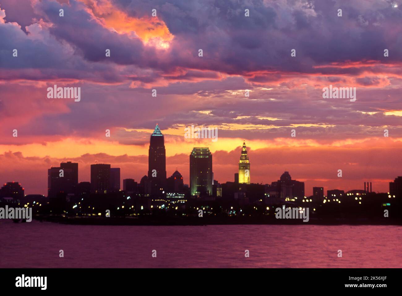 DOWNTOWN SKYLINE CLEVELAND LAKE ERIE OHIO USA Stockfoto