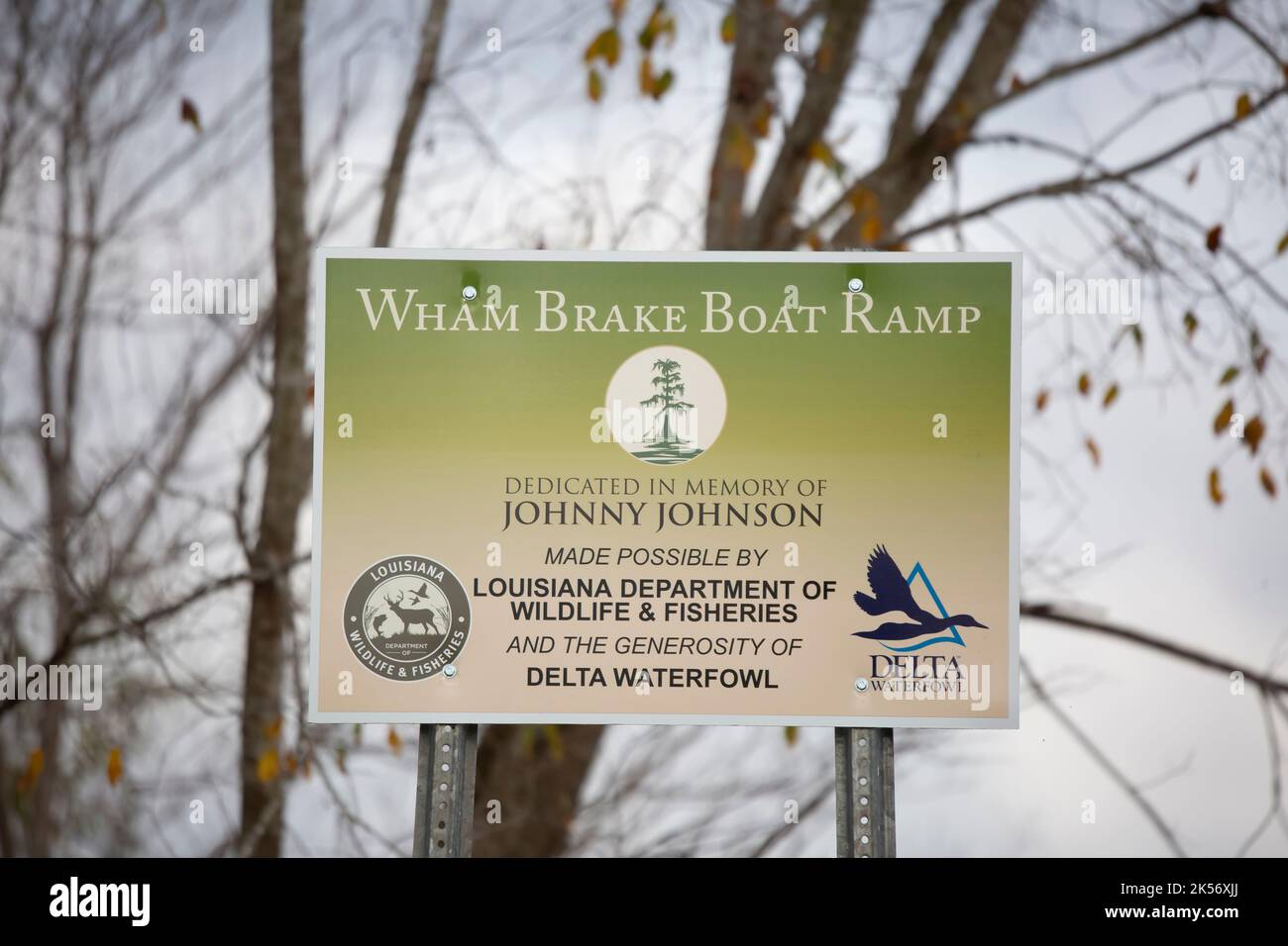 WHAM-BREMSABSCHNITT DES WILDTIERSCHUTZGEBIETS RUSSELL SAGE LOUISIANA/USA – DEZEMBER 17 2021: Schild mit Markierung der Wham Brake Boat Rampe, Widmung t Stockfoto