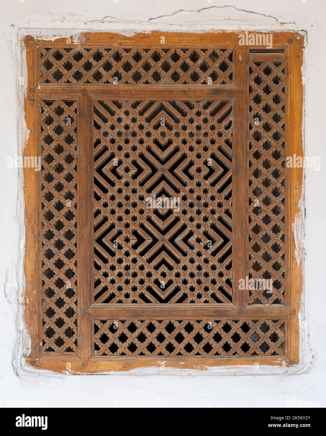 Traditionelles geometrisches Holzgitter mit islamischem Muster in der Moschee Sar-i-Mazor, Istaravshan, Tadschikistan Stockfoto