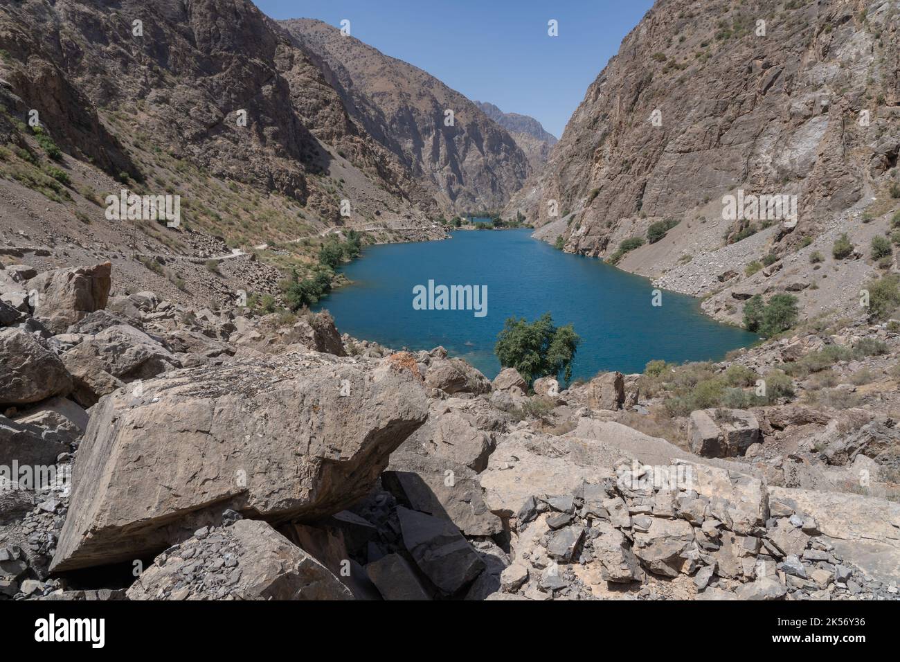 Landschaftsansicht des türkisblauen Gushor-Sees, des dritten der sieben Marguzor-Seen, des Shing-Flusstals, des Fann-Gebirges, Sughd, Tadschikistan Stockfoto