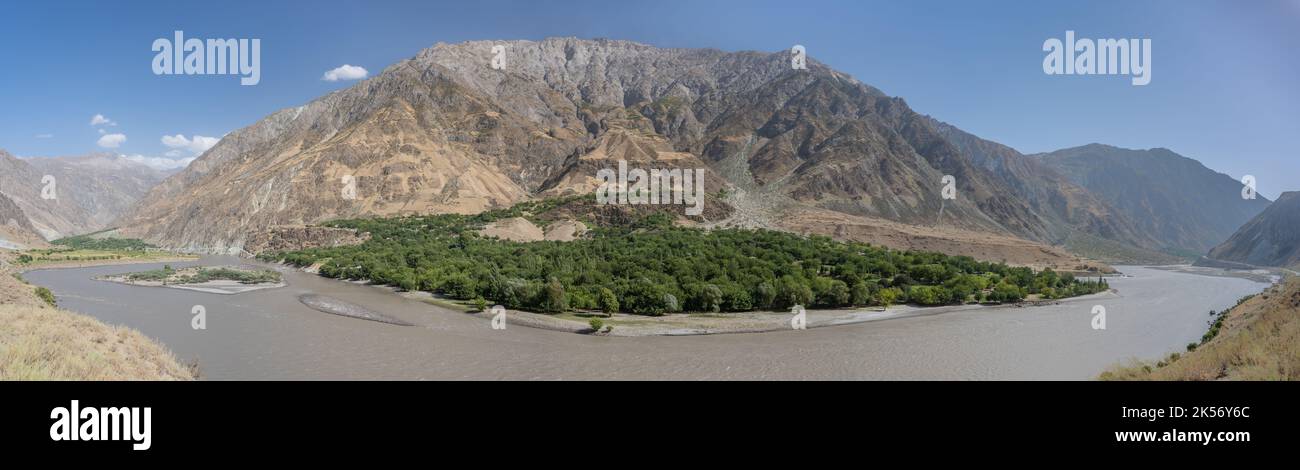 Panoramablick auf die afghanische Seite des Panj-Flusstals vom Darvaz-Bezirk in Gorno-Badakshan, der Pamir-Region Tadschikistans Stockfoto