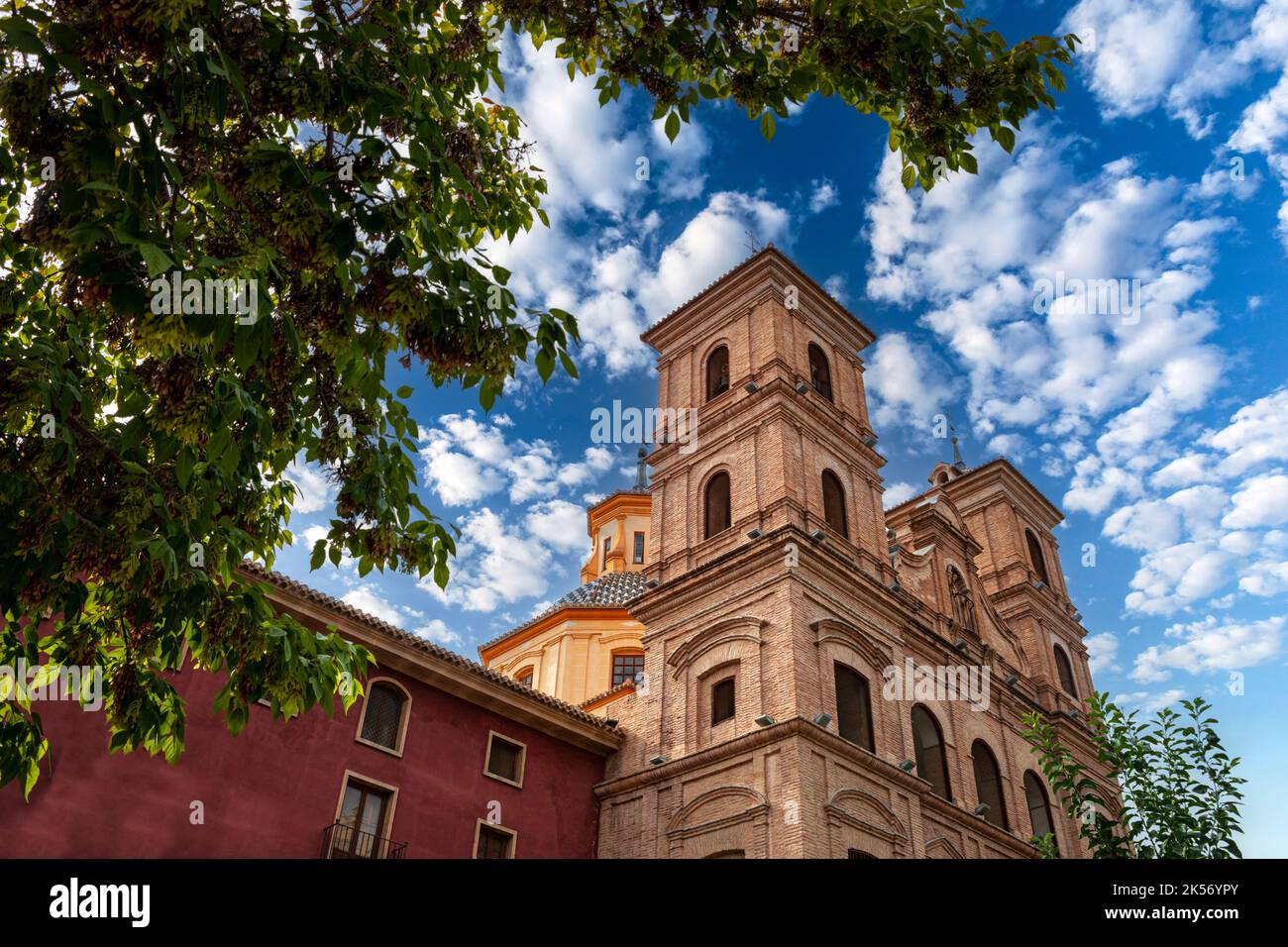 Backsteinfassade der Kirche von Santo Domingo auf dem gleichnamigen Platz in der Stadt Murcia, Spanien Stockfoto