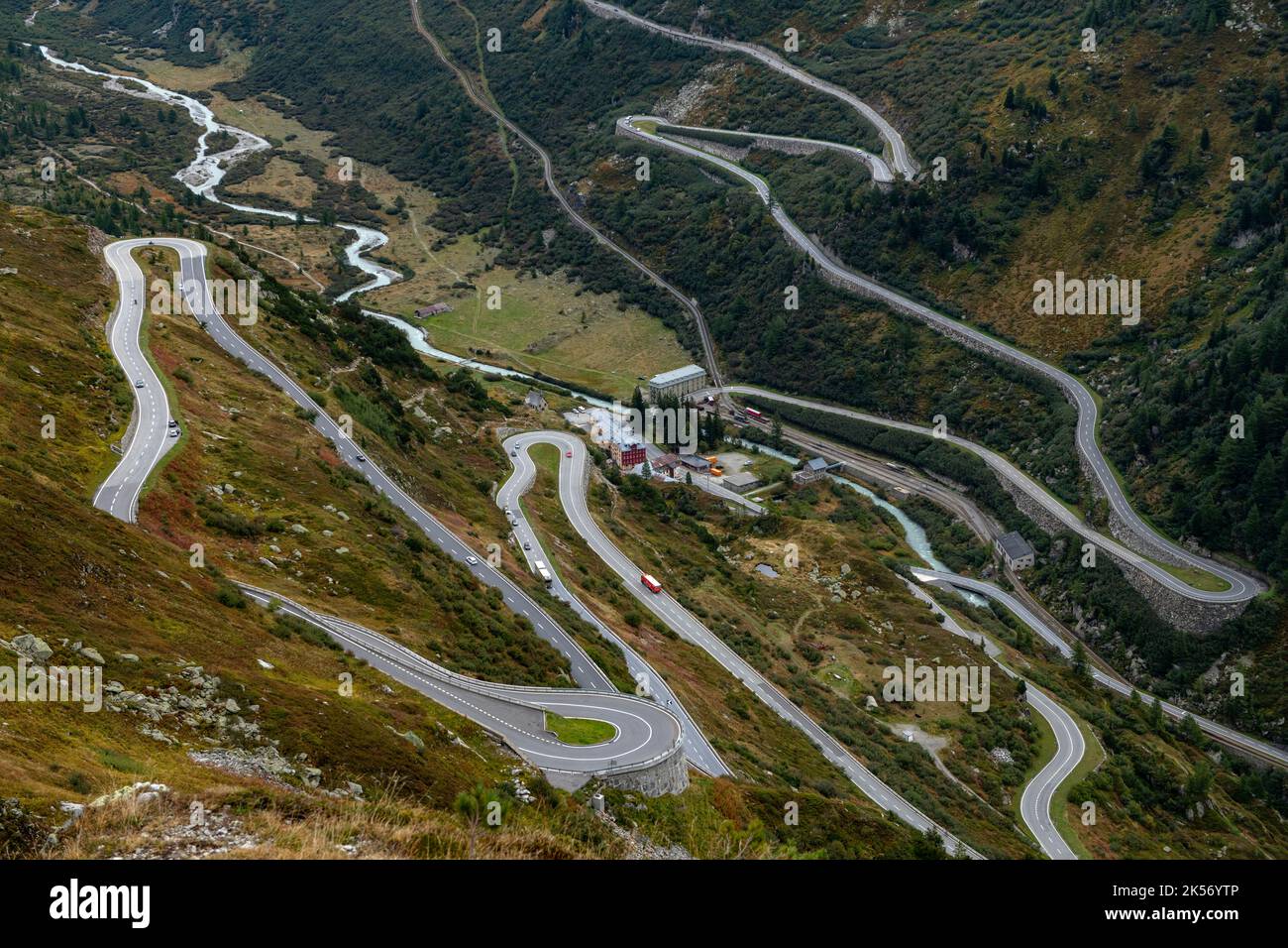 Grimselpass-Straße vom Gipfel hinunter nach Gletch Stockfoto