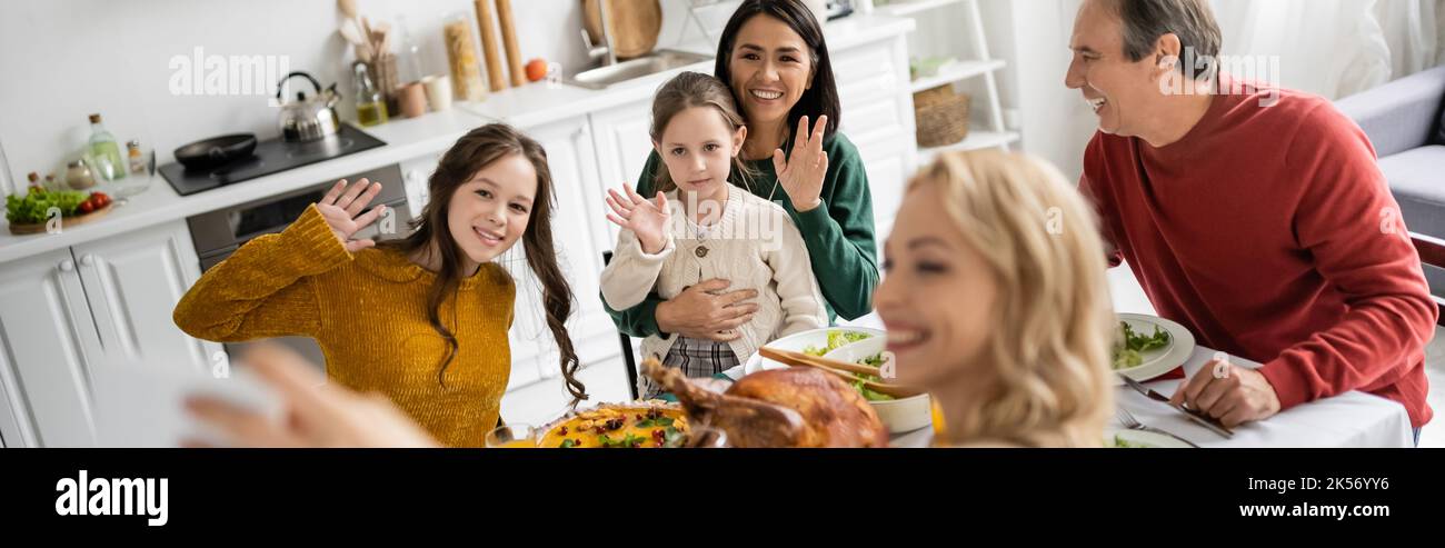 Lächelnde multikulturelle Familie, die Selfie während der Danksagt zu Hause macht, Banner, Stockbild Stockfoto