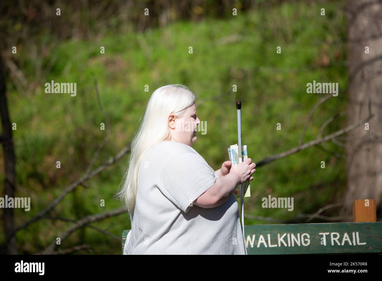 POVERTY POINT RESERVOIR STATE PARK, DELHI, LOUISIANA/USA – 05 2020. MÄRZ: Albino-Frau in der Nähe eines Wanderweges am Poverty Point Reservoir. Stockfoto