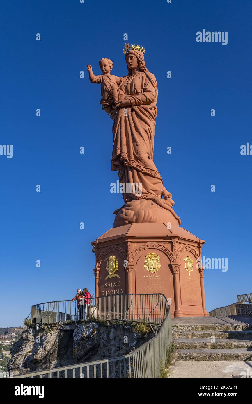 Frankreich, Haute Loire, Le Puy en Velay, Halt auf dem Camino de Santiago, Statue Notre Dame de France (1860) auf dem Gipfel des Rocher Corneille Stockfoto